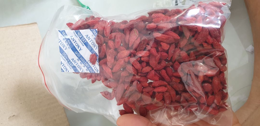 Kỷ tử, to đỏ ,màu tươi sáng, ăn liền hay pha trà uống đều ngon, không bị khô quá, nhưng nhược điểm là cũng ko được nhiều , đóng gói tốt, có tem nhãn