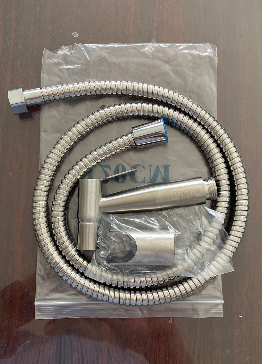 Hàng rất tệ nghe mọi người , do giá rẻ nên không thể có chất lượng tốt hơn được, nhìn dây vừa ngắn vừa thô sẽ mau đứt.