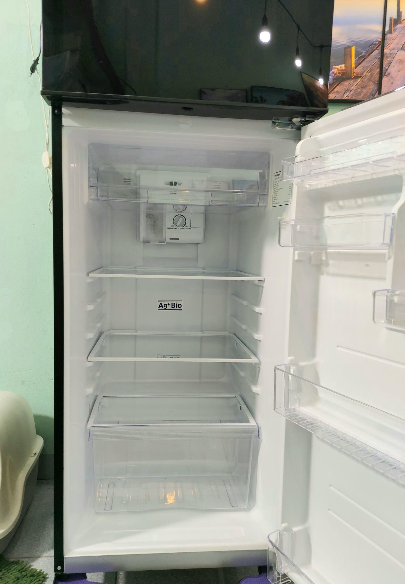 Mình nhận được hàng là ko có gì để chê nhe:
- Hàng nguyên seal, nguyên kiện. Hàng mới, ko trầy xước hay móp méo gì. Đầy đủ phụ kiện đi kèm.
- Giao hàng nhanh, giao bằng xe tải chuyên dụng nên ko sợ tủ bị ảnh hưởng như một số nơi giao bằng xe máy. Anh shipper vui vẻ và nhiệt tình.
- Giá tốt hơn thị trường rất nhiều.

Sau khi nhận được tủ thì 4,5h sau mình mới cắm điện:
-Ngăn đông sau khi cắm điện tầm 1 phút là đã có luồng khí thổi ra nhưng chưa lạnh, 30 phút sau thì ngăn lạnh đã rất lạnh rồi (lúc này mình để nhiệt độ ở mức MIN).
- Ngăn mát thì lâu hơn, tầm 2h sau mới lạnh dần (lúc này mình cũng để nhiệt độ ở mức MIN).
- Cả 2 ngăn chạy dc tầm khoảng 3h thì độ lạnh đã dần ổn định, nhưng mình thì để tủ chạy 8h sau thì mới trữ thực phẩm và sử dụng bình thường (lúc này mình để nhiệt độ cả 2 ngăn ở mức MID - mức trung bình) thì thấy nhiệt độ phù hợp nhất.
- Khi mới cắm điện là 2 bên thân máy nóng lắm nha, đứng gần thôi là cảm nhận được hơi nóng hừng hực luôn, nhưng 3h sau là thân máy nguội dần và mát trở lại.

Tủ chạy êm, ko ồn lắm đâu, nhiều khi mình ko nghe thấy gì tưởng máy bị lỗi ko chạy nữa, mình áp tai vào thì mới nghe tiếng máy chạy 🤪

Mọi người nên mua sử dụng nhe. Đáng đồng tiền bát gạo lắm á.

👉 Nói chung là Ưng Lắm Nha❤ 5 ⭐