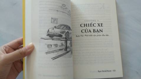 Mình mới bước chân vào sàn TMĐT và muốn xây dựng thương hiệu nhưng không biết làm thế nào lên mạng tìm tòi thì gặp ngay quyển này, sách gồm 10 bước chỉ dẫn cho từng giai đoạn phát triển rất phù hợp với người mới như mình. Sách viết rõ ràng, cô đọng với những câu chuyện thực tế từ chính tác giả rất dễ hiểu, dễ áp dụng.
Tiki giao hàng rất nhanh, mới đặt hôm trước hôm sau đã nhận được, đóng gói cẩn thận, giấy sách vàng không mỏi mắt, mình rất thích.