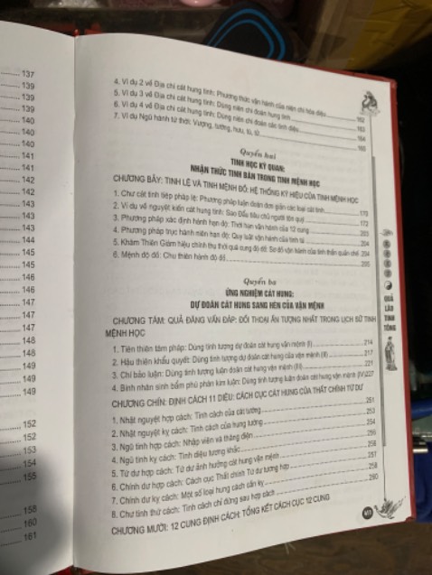 Sách gồm bảy chuong