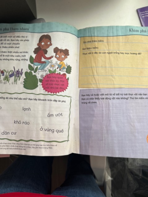 Sách bị ướt và cũ, có mùi hôi