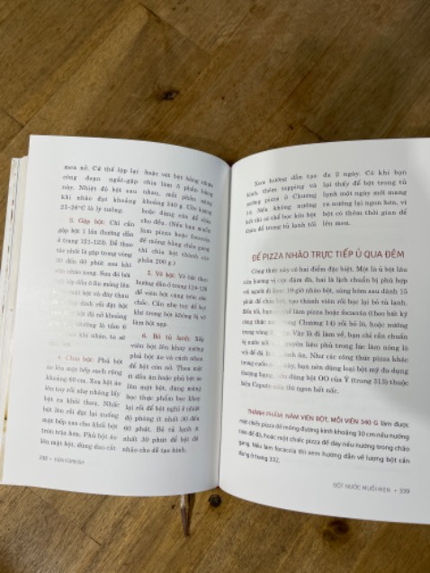 Mặc dù là sách mới đc bọc seal ni lông rất kỹ nhưng chất lượng bên ngoài khá cũ và có phần dơ.
Nội dung bên trong ok. Phù hợp với những bạn bắt đầu tìm hiểu về nghề bánh đặc biệt là bánh mì