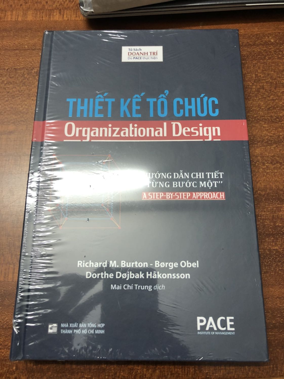 Sách mới. Được bọc màng co kĩ.
Mình không thích kiểu sách bìa cứng lắm nhưng có gì thì đọc nấy thôi, quan trọng là nội dung.