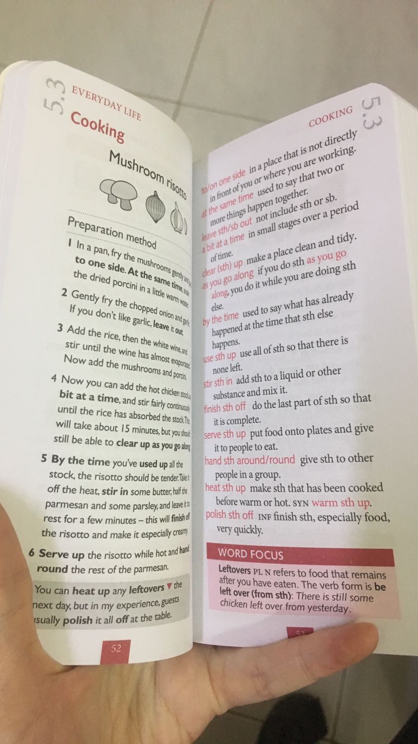 Giao hàng nhanh nhưng hộp bị méo hết, cũng không lót xốp ở trong nhưng sách vẫn còn tốt. Nội dung sách quá tuyệt luôn, phrasal verbs được chia theo từng chủ đề, có cả bài mẫu và hình minh họa, sách nhỏ gọn siêu cute