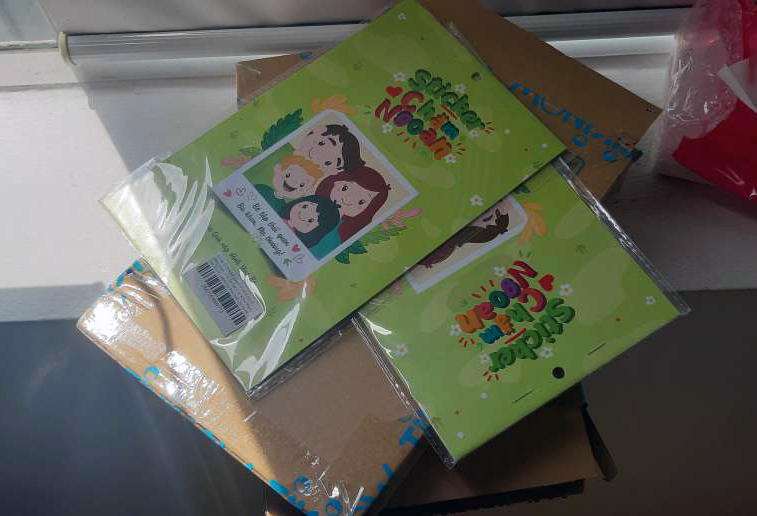 Mọi thứ OK, trừ 1 sao cho sự lãng phí! 2 quyển sổ nhỏ xíu lại dùng đến 2 hộp giấy to đùng!