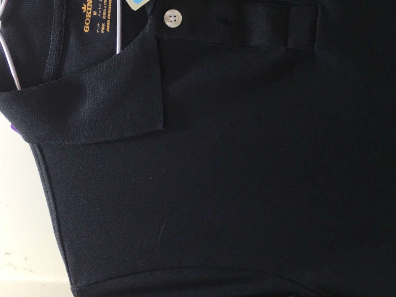 áo polo bên shop đường may đẹp, phần cổ không bị bẹt ra, cổ áo cứng cáp, chữ thêu cũng chỉn chu, gọn gàng không bị sộc sệt, nhưng bên trong vẫn còn chút chỉ dư shop nhớ khắc phục nha, cho shop 5 sao để shop có động lực  làm tốt hơn nữa