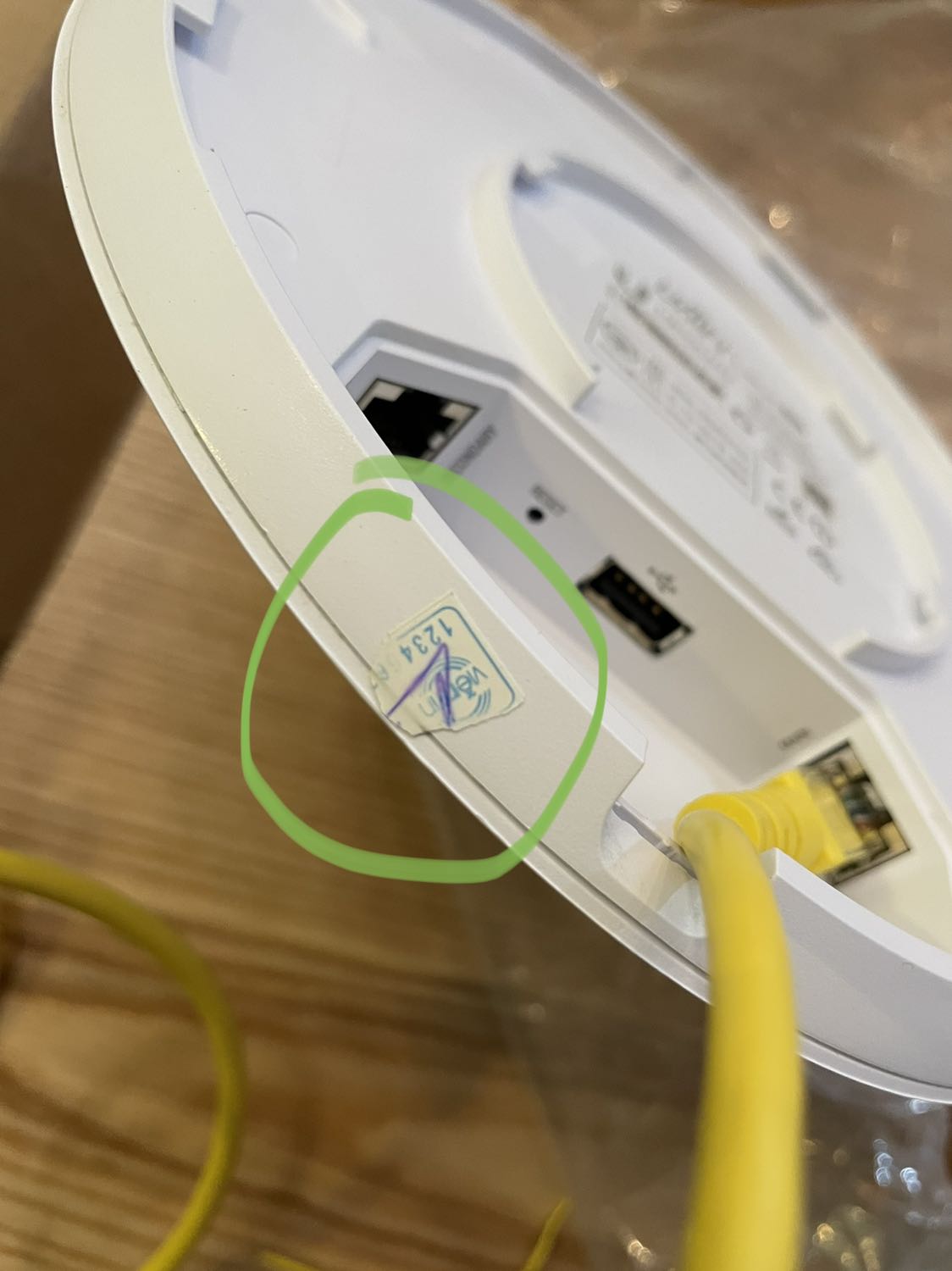 Hàng cũ, bể nứt, logo bay màu mà lại giao cho khách hàng. Không biết shop xử lý thế nào khi lại giao hàng thế này.