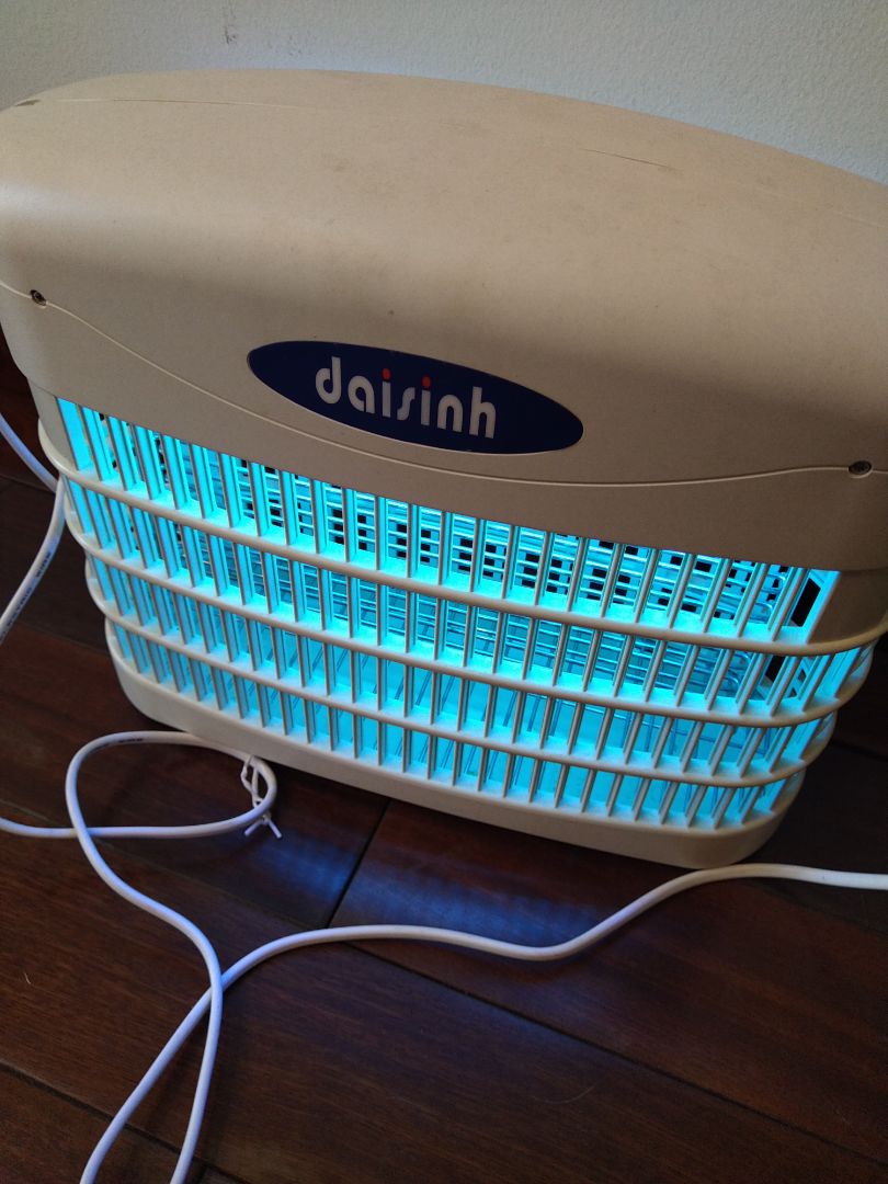 Bóng mới thay, sáng rõ. Tháo 8 vít, rồi tháo 2 bên nhựa ra dễ dàng. Bắt muỗi tốt. Nhìn chung vỏ nhựa an toàn hơn sp vỏ sắt.