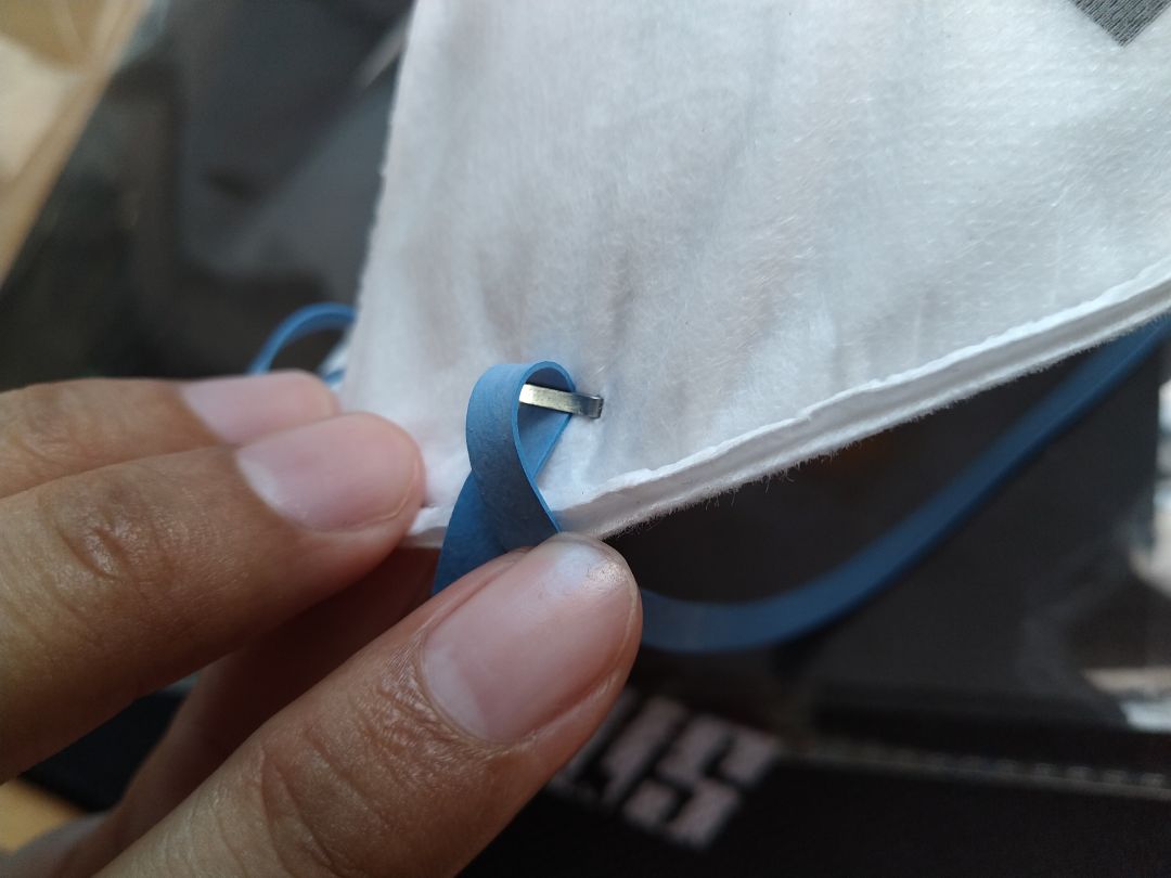 Hàng chính hãng. Có nẹp mũi kim loại có đệm mút, van thở, dây quàng đầu. Nắp van thở tháo lắp, thay được. 3 lớp được viền cẩn thận, thấm mồ hôi cực tốt.. Hơi thít mặt, chỉ nên đeo 2-4 tiếng đổ lại.