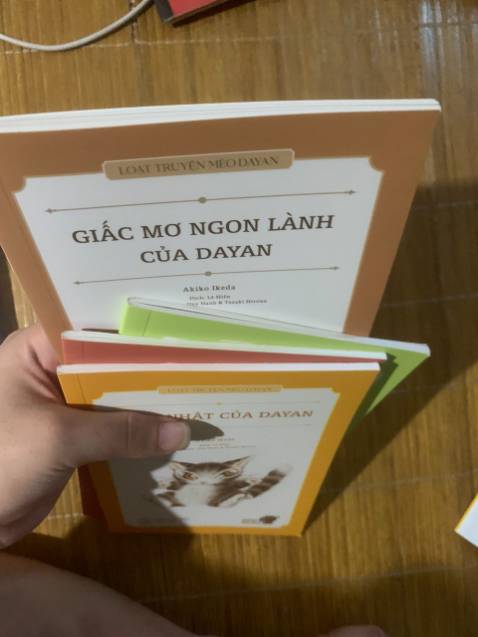 màu sắc đẹp sách cầm dày dặn chất lượgn, hình vẽ nét chì thân thiện với mắt của con, trộm vía quá