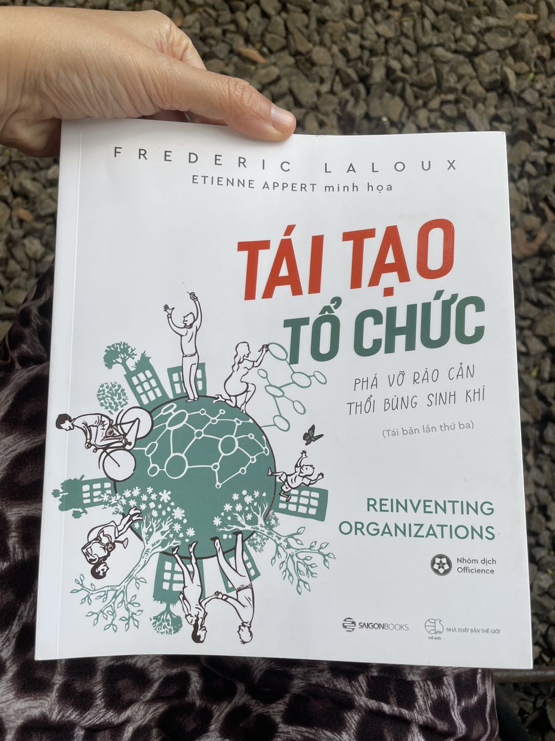 Sách quá hay, mình đọc gần hết trong 1 ngày và áp dụng cách mới cho team của mình, thấy hiệu quả siêu rõ rệt, các thành viên thoải mái đóng góp ý kiến chứ không dựa vào sự quyết định giao việc của sếp đổ xuống và mình nhận dc nhiều idea cực hay từ các bạn trong team.
Kiểu tổ chức không phân quyền theo kim tự tháp thực sự khuyến khích phát huy điểm mạnh của nhiều người và họ được quyền quyết định, cố gắng cho công việc của họ.