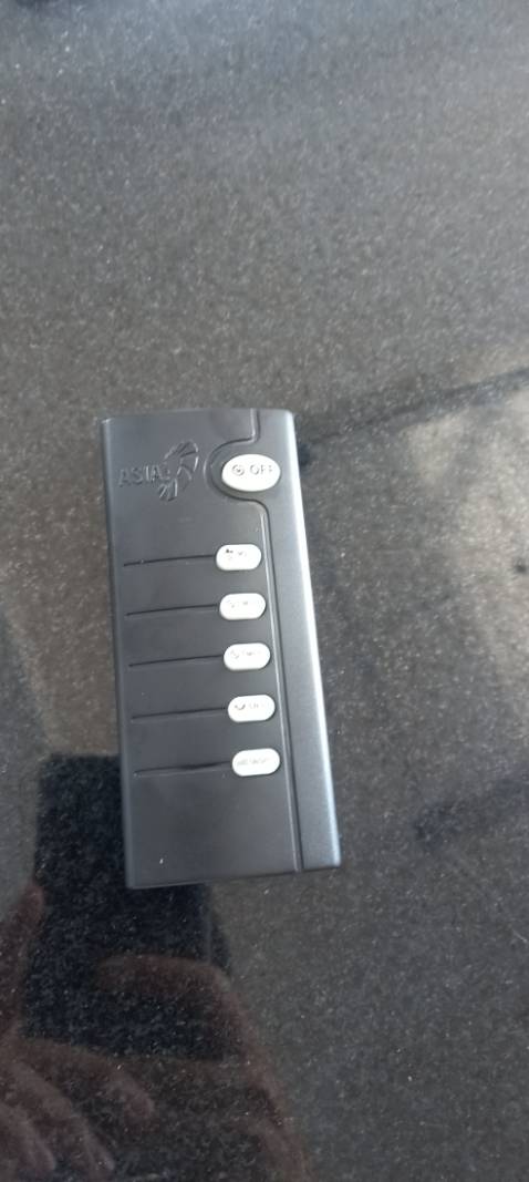 Quạt đẹp, chạy êm,có remote nên dễ điều khiển. Quạt giống miêu tả.