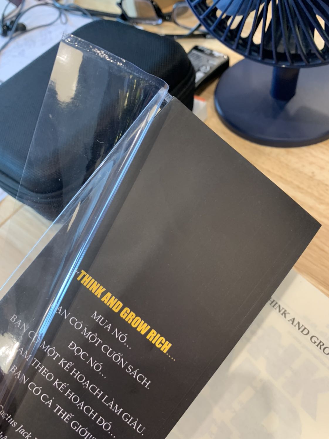 Đợt này Tiki giao sách cho mình chất lượng không được tốt lắm, bìa trước sách có 1 vệt dính khô ngay chữ “And”, tổng thể bìa rất xấu. Thêm nữa mình mua dịch vụ Bookcare nhưng bao bì cũng bị rách. Đề nghị Tiki đổi cho mình cuốn khác nhé. Cám ơn