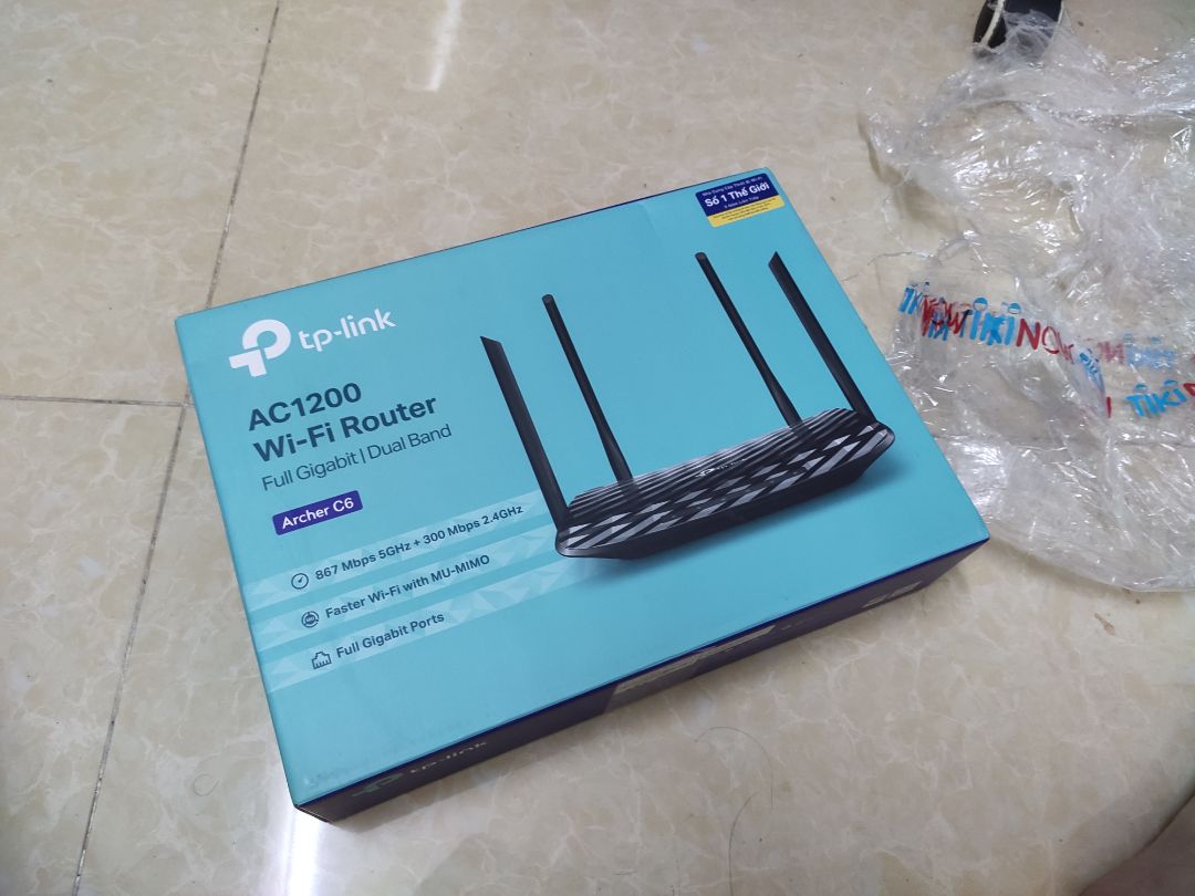Router tốt. Dễ setup. tuy nhiên các bạn đừng quá mong chờ vào sóng 5g của con này (hay bất kỳ con router băng tần kép nào) vì sóng 5g khá bất ổn. 

Mình setup con này chạy băng tầng kép có chức năng tự chuyển đổi tần sóng để phù hợp với vị trí kết nối. Tuy nhiên *** game thì ping ko ổn định và mình phải tắt hẵn sóng 5g luôn thì mọi thứ bt. 

Tóm lại, giá ổn, có mã giảm nên cũng ko quá đắt. Tầm phủ sóng ổn, xuyên tường cũng không đến nỗi tệ. Xem youtube trên thiết bị điện thoại load mượt mà. Tuy nhiên để có trải nghiệm sóng 5g chơi game mượt mà bạn cần các model cao cấp hơn mẫu này.