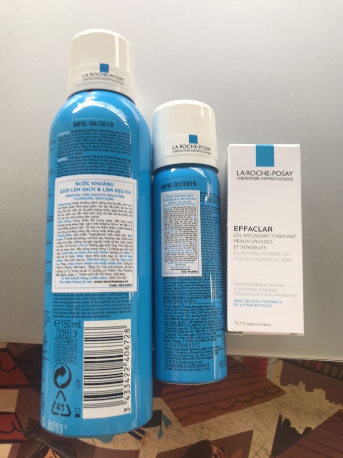 Khi đọc bình luận của mọi người, cứ sợ sẽ gặp tình trạng mua phải hàng đã khui hoặc đóng gói không cẩn thẩn. Tuy nhiên, khi nhận hàng thì cực kỳ hài lòng luôn, có gói chống sốc và tem, lọ còn mới cứng luôn.
Sản phẩm thì mình đã dùng và vô cùng thích em nó, khi đi nắng hoặc bỗng nhiên da bị ngứa mà xịt em nó lên thì cực đã luôn. Thêm cái là xịt khoáng này cực kỳ an toàn cho da nhạy cảm nên mình sẽ tiếp tục ủng hộ tiếp ạ!
Có hai thể tích, tuy nhiên chai 150ml hơi to nên mang theo không tiện nên phải mua thêm chai 50ml. Theo mình nên mua chai 150ml để dùng thì lợi hơn rất nhiều. 
Dùng đã thật cơ mà xịt nhanh hết lém nên cũng hơi hao????