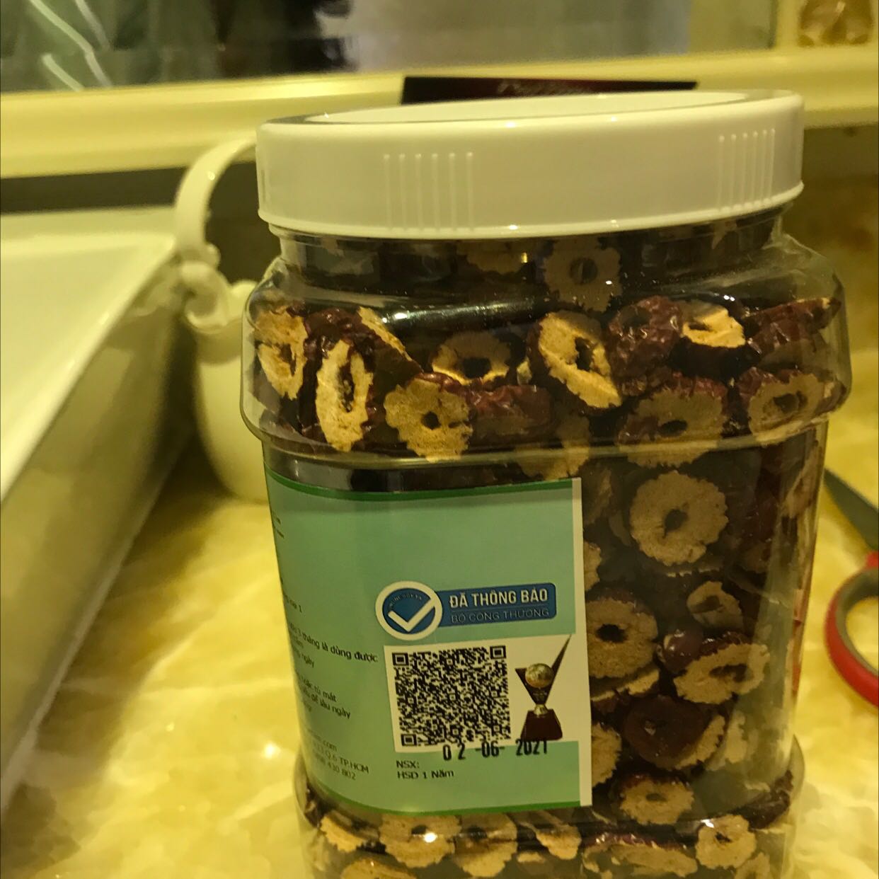 Táo ? ăn ngọt , giòn , pha trà uống ngọt nhẹ , đỡ mắc công lấy kéo cắt nhỏ , táo đã sấy khô nên để được lâu không sợ mốc .