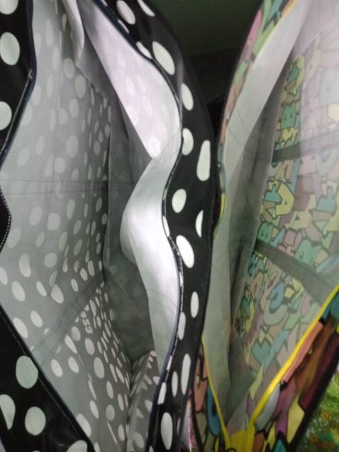 Túi to, dây kéo trơn tru nhưng không có lớp vải chống thấm lót bên trong. Đường may đơn, chưa rút và cắt chỉ.