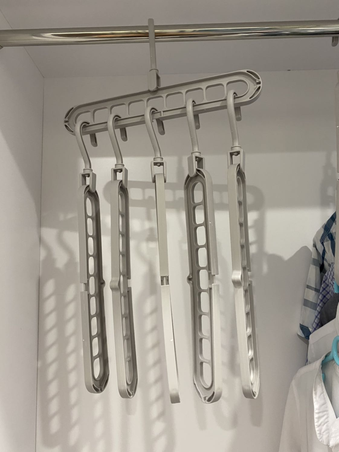 Nhựa mềm. Dùng ổn. Chỉ nên treo khoảng 5 áo vào 1 móc vừa dễ nhìn để chọn đồ vừa đẹp, khuyên không nên treo cả 9 cái.