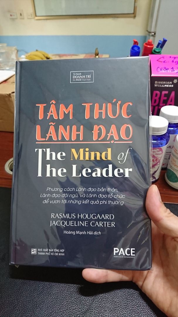 Bộ phận đóng gói và vận chuyển rất cẩn thận. Sách nhận được đang trong bóng kính. Một cuốn sách rất bổ ích về tâm Thái của một nhà lãnh đạo trong thời đại mới, kỷ nguyên mới nhằm dẫn dắt tổ chức đi đến những thành công lớn lao cho tất cả mọi người trong tổ chức đó!