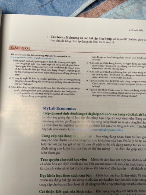 Mới đọc có mấy trang mà lỗi sai với thiếu chữ thiếu nội dung tùm lum. Không biết đây có phải là sách lậu hay không vậy?
Ví dụ như bức ảnh này, phần câu hỏi thiếu câu số 4 và câu số 5. Ảnh số 2 Châu U là châu gì vậy?