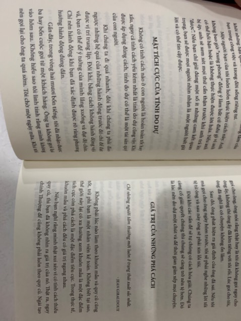 Đọc cuốn này y như đang thẩm du tinh thần vậy đó, cảm thấy ồ thì ra trước giờ lối sống của mình cũng vô cùng thuận theo tự nhiên: ngủ ngày cày đêm, suy nghĩ tiêu cực, đôi khi do dự, vân vân và mây mây.
Theo cảm nghĩ cá nhân, các tác gia Trung Quốc khi viết về kỹ năng sống thường sâu sắc, thâm thuý, đọc đến đâu gật gù xưng phải ở đó, bởi họ có nền tảng Phật-Đạo-Nho thâm hậu.
Cuốn này chắc cực kì phù hợp với những ai muốn/đang đi ra lối riêng và cần thứ giúp mình củng cố đạo tâm!!!