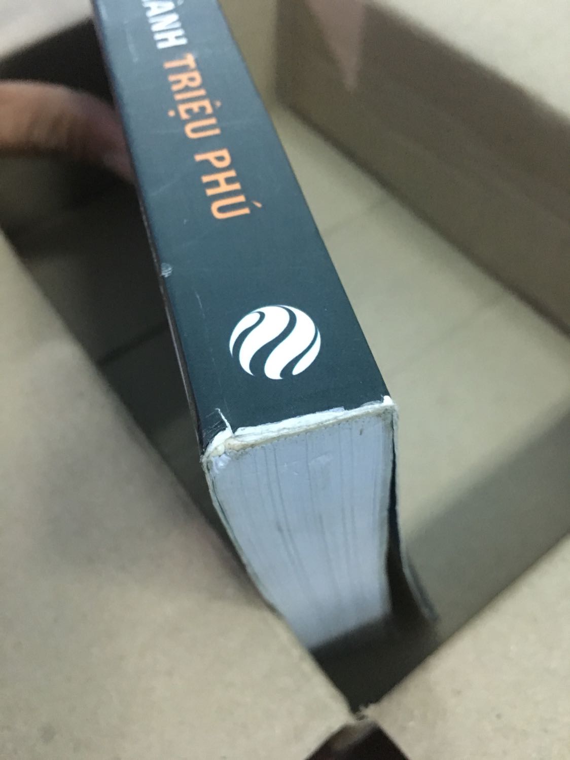 Chất lượng quá tệ. Mua combo 2 quyển, 1 quyển còn trong bao bì chấp nhận được. 1 quyển như đã qua sử dụng. Bìa nhàu, gáy rách, giấy thì xỉn màu nhìn cũ kỹ và bị mốc