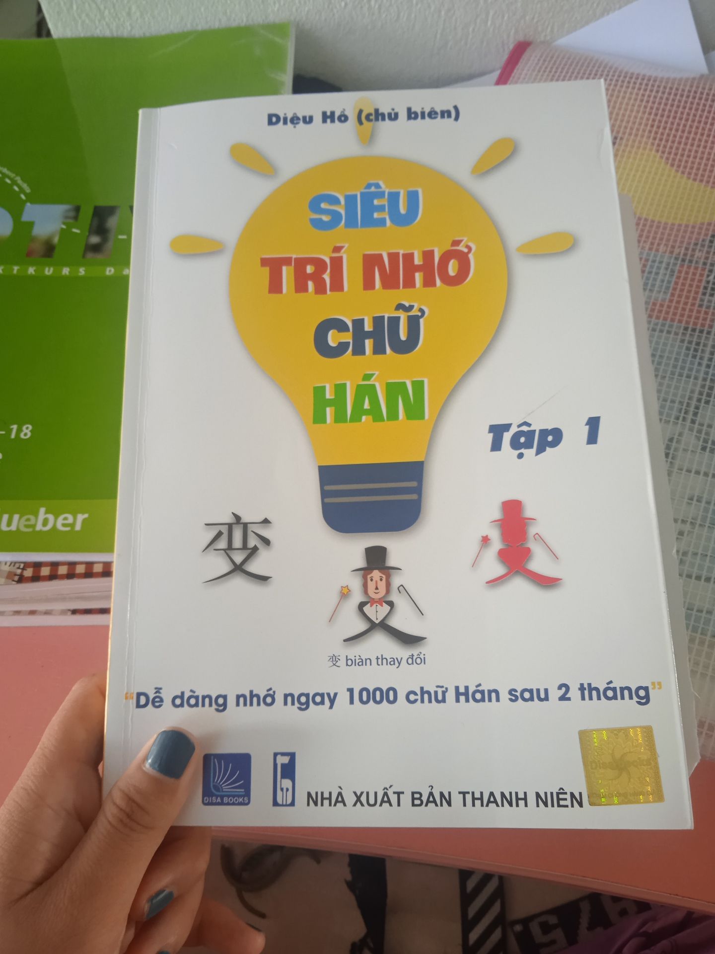 chờ em hết rớt môn tiếng trung rồi em mua tiếp. Sách được gói rất chắc chắn, qua 7749 miếng keo mới lấy được quyển sách ra. Nói chung là chim ưng ạ?