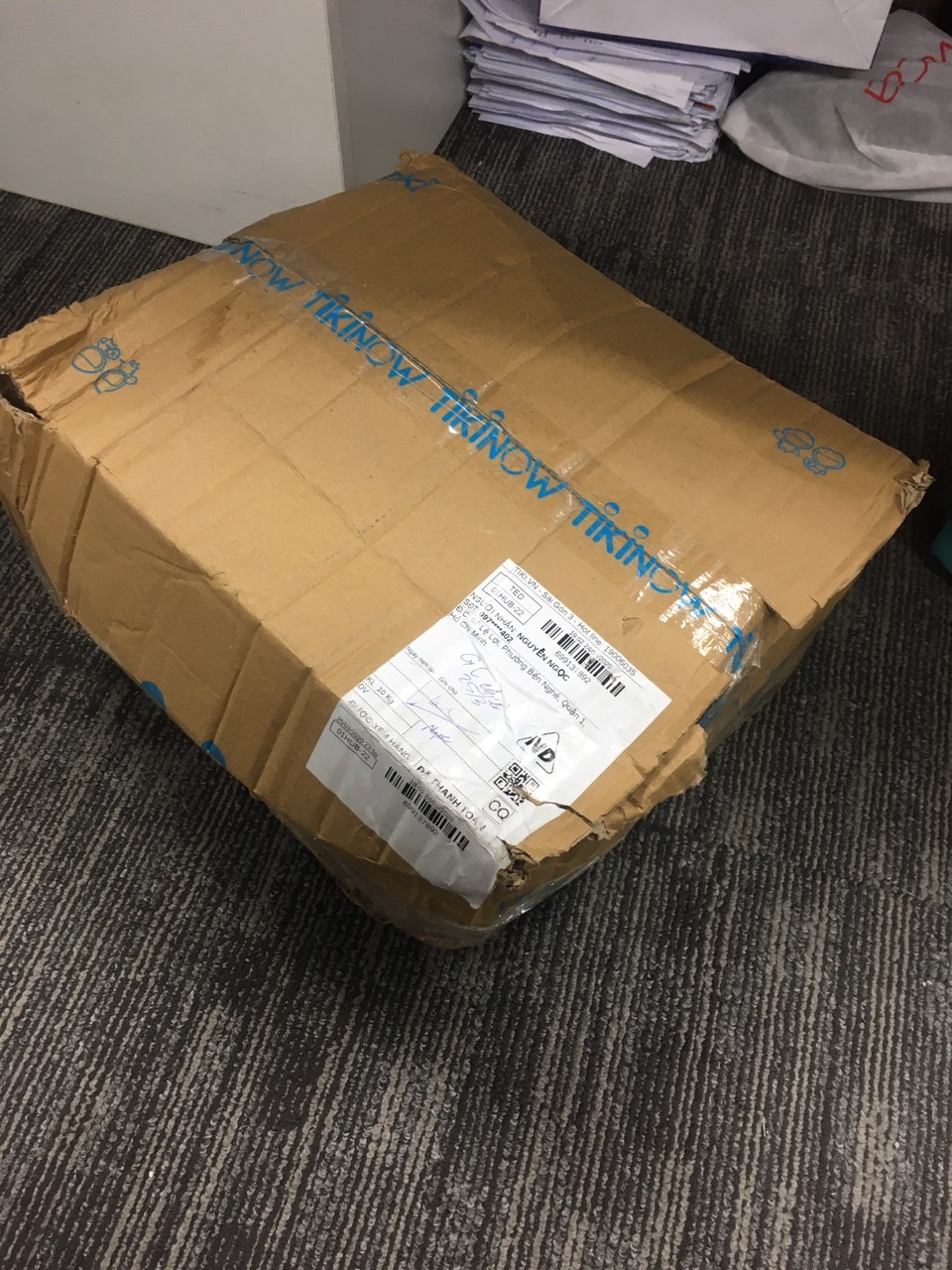 lần đầu tiên thất vọng về việc đóng gói vào giao hàng của Tiki, nhân viên Tiki giao cho mình thùng hàng móp méo, rách và dán lại nhìn rất khủng khiếp, mình có thắc mắc thì được nhân viên phản hồi là do bịch gạo xê xích thôi chứ không ảnh hường gì. Nhưng mình toàn mua gạo trên Tiki và chưa lần nào bị tình trạng như thế. Tưởng chỉ là vỏ bên ngoài thôi thì khi mở ra bịch gạo bị lủng và rơi *** rất nhiều. Rất hay mua hàng của Tiki nhưng rất tiền lần này phải cho Tiki 1 sao thôi, quá thất vọng.