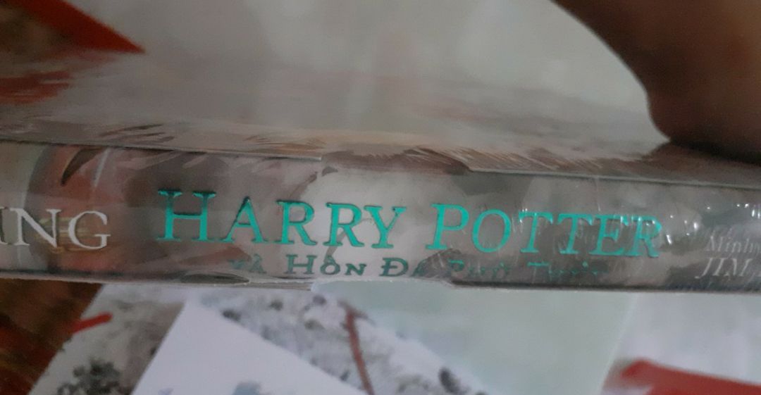 🥺 Đóng gói không thể sơ sài hơn, cái hộp nát không thể nát hơn. Hy vọng tiki sẽ có thêm nhiều hộp có kích thước đa dạng hơn hoặc/và có thêm giấy, bọc chống sốc để đóng gói sp.
Về cuốn HP này: khổ cực to, bìa cứng, in màu siêu xịn, nhưng bị móp hết 1 góc do vận chuyển rồi 😭