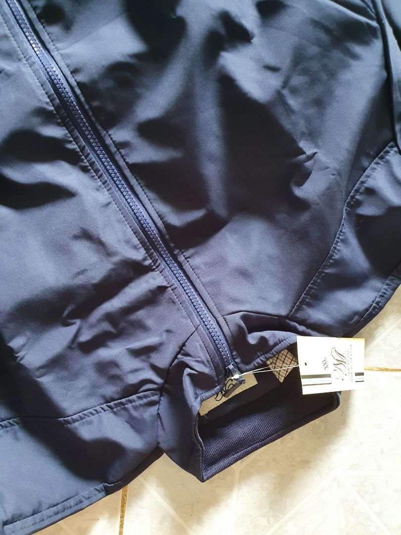 Form áo rất đẹp, vải dày dặn, shop giao hàng hơi lâu.