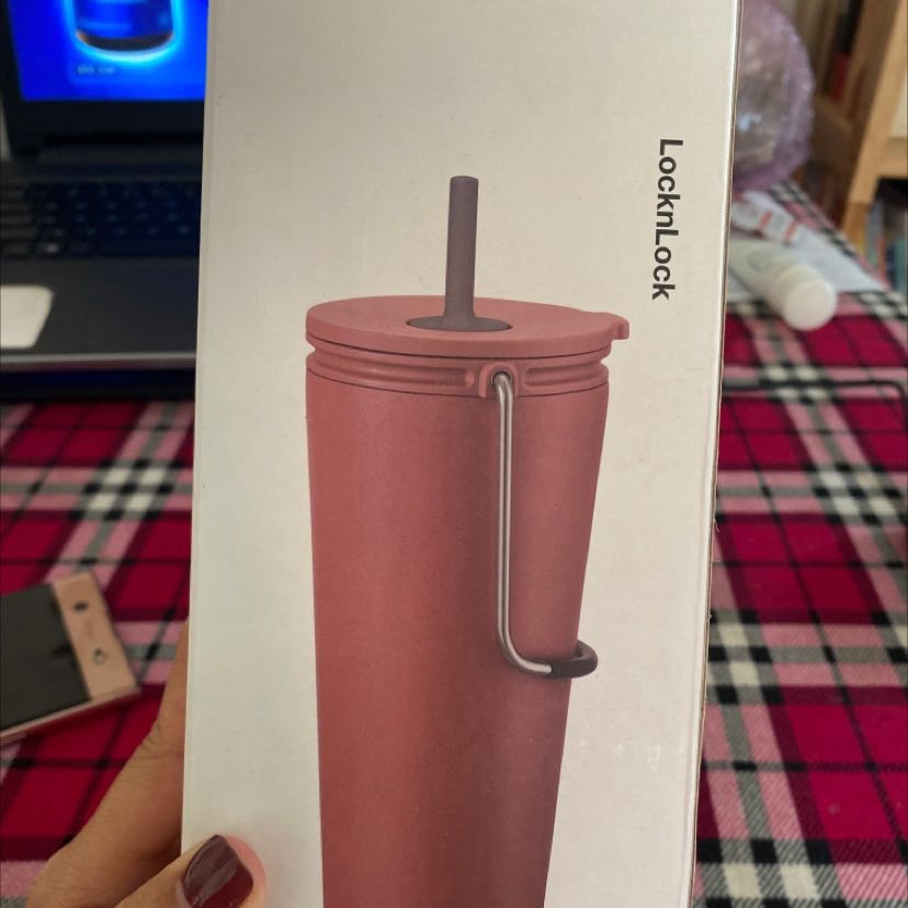 Sản phẩm dày dặn, quai cầm tiện lợi. Sản phẩm của hãng thì khỏi phải bàn về độ xịn sò rồi, mua được giá sale nữa thích mê. Tiki nay đã giao hàng siêu nhanh rồi, cải thiện dịch vụ rất nhiều. Shipper vui vẻ 😊😊😊