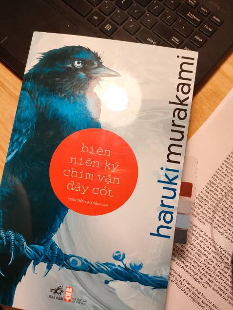 Mình mới đọc được mấy trang thôi nên chưa đánh giá đc j nhưng sách của Murakami thì khỏi phải bàn rồi.Sách đẹp lắm nhà ,siêu dày hơn 700 trang ,khổ sách thì bằng qu kafka thấp hơn 1cm thôi ý ❤️❤️❤️