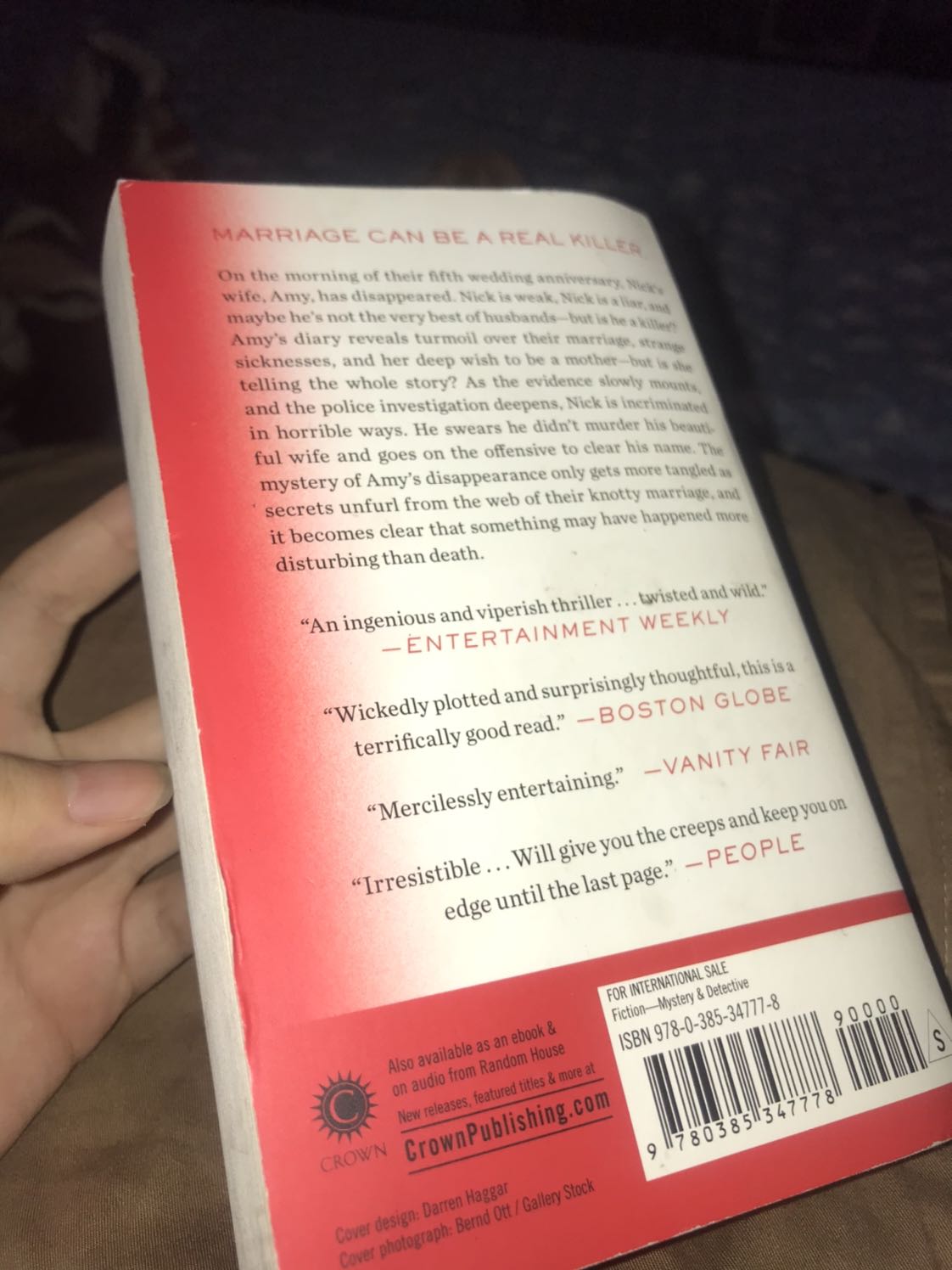 Chất lượng giấy bên trong mình không muốn đề cập vì đối với mình như vậy là ổn nhưng tiki giao cho mình một quyển sách mà bìa cũ nát, nhàu nhĩ, bụi bám khá nhiều trên bề mặt và có những vệt bẩn loang lổ. Thậm chỉ, phần gáy sách còn có một vết trầy