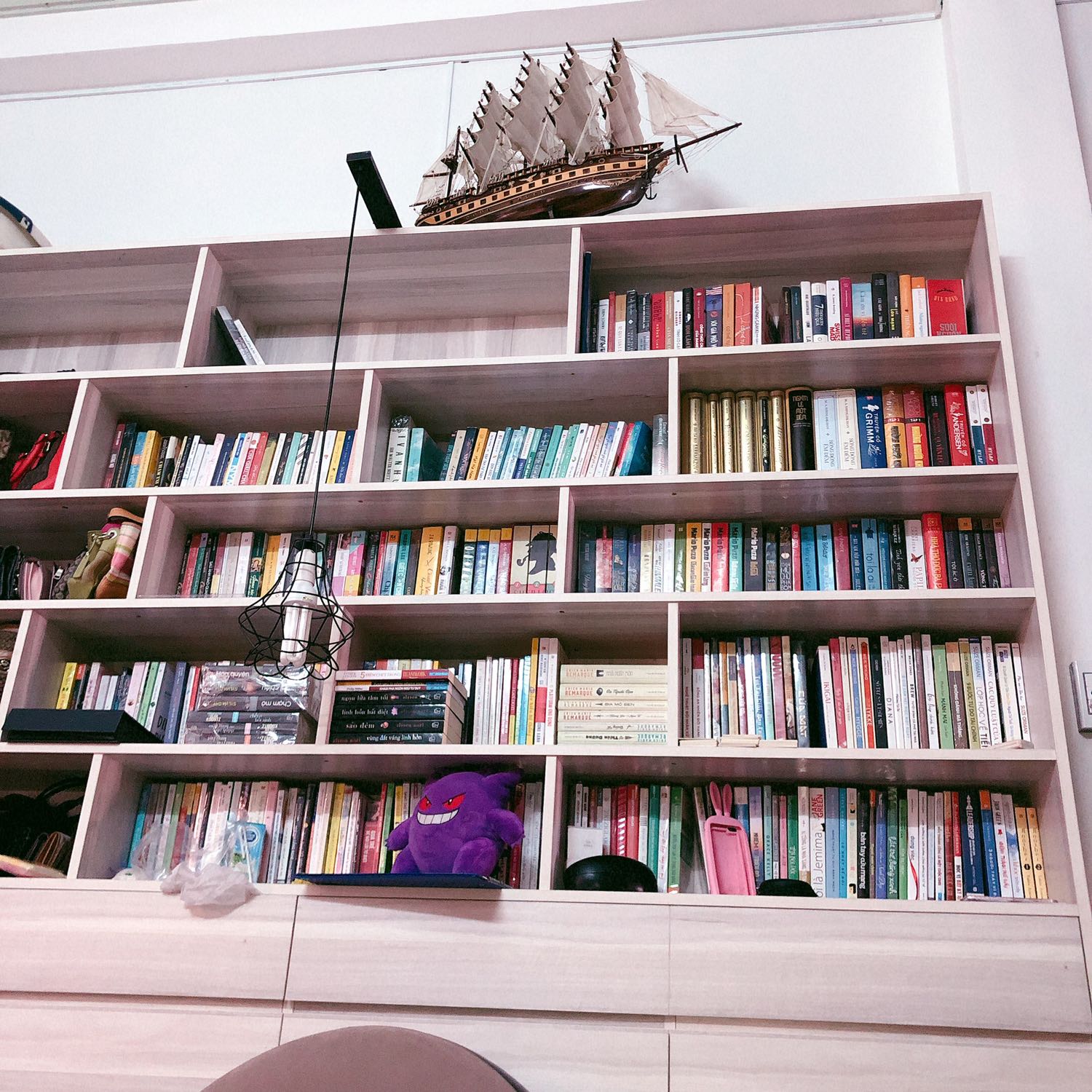 Tháng 10 mùa giảm giá sách và tớ đã mua hiện tại là đầy hết kệ sách mới của tớ. 
Sách luôn là hình thức giải trí rẻ tiền - Quyển sách hay hoặc dở do cảm nhận mỗi độc giả khác nhau, biết đâu mình sẽ thấy mình ở một góc nào trong quyển sách. Cứ đọc thôi.... nhưng đừng đọc sách 
Tác phẩm: dễ thương, nhẹ nhàng. 
Thiết kế bìa: Đơn giản, đẹp