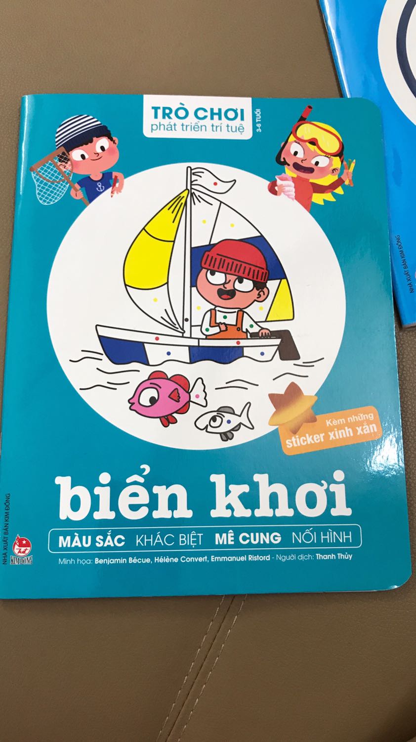 Sách bìa cứng dày dặn in chất lượng, màu sắc đẹp. Mỗi quyền kèm theo sticker cùng chủ đề giúp bé vừa học vừa chơi. Sách đề dành cho bé từ 3-6 tuổi. Tuy nhiên với bé 3t còn nhiều hạng chế chưa sử dụng được nhiều. Mua với giá 29k của tiki kèm mã giảm giá khá rẻ so với giá bìa 40k