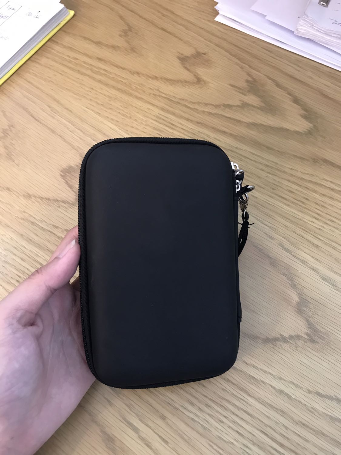 Túi vuông vắn, dày dặn, dây kéo chắc chắn, mình không dùng sạc dự phòng nên không quan tâm kích cỡ lắm. Điểm trừ duy nhất là mùi hôi bên trong. Mình sẽ bỏ gói silica gel vào xem thử có hút được mùi đi không. Ngoài vấn đề đó ra thì mọi thứ còn lại hoàn hảo. Túi vuông vắn, dày dặn, dây kéo chắc chắn, mình không dùng sạc dự phòng nên không quan tâm kích cỡ lắm. Điểm trừ duy nhất là mùi hôi bên trong. Mình sẽ bỏ gói silica gel vào xem thử có hút được mùi đi không. Ngoài vấn đề đó ra thì mọi thứ còn lại hoàn hảo.
