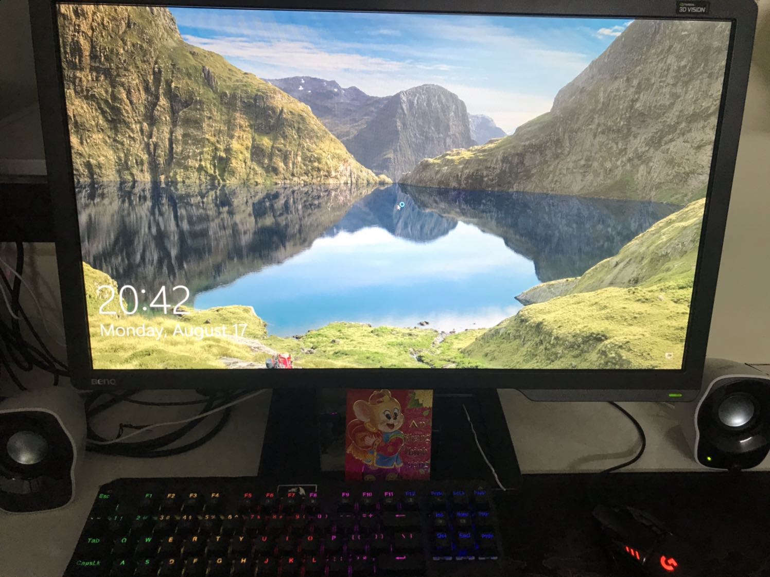 Đáng lẽ choa 1 sao vì cái tội giao hàng quá sớm làm lộ bí mật quốc gia với Sếp nhà. Lịch giao ngày thứ 3, mà sáng chủ nhật đã giao làm cả ngày phải làm giải trình. Ahihi
Cảm nhận đầu tiên là thùng chưa màn rất đẹp và cứng cáp.
Tuy màn được thiết kế rất cổ điển nhưng mình cảm nhận rất đẹp. Chắc chắn. Chân đế rất cứng cáp và mạnh mẽ.
Vì là tấm nền TN nên mình không bình luận về màu sắc và tuỳ thuộc cảm quan của người nhìn. Nhưng mình thấy rất tốt trong tầm giá.
Cảm ơn Tiki Trading. Rất nhanh rất nguy hiểm.