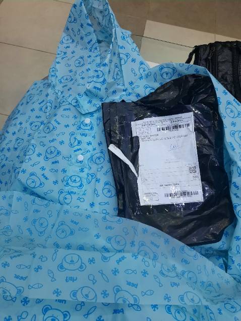 Sao ko giống mẫu vẫy shop? Mình đang dùng 2 cái hiệu Rando như hình rồi và muốn mua thêm vì tốt và nhẹ. Nhưng sao shop giao ko giống hình mẫu, trên sp cũng ko có hiệu rando. Thậm chí chất liệu cũng khác, giống & dày áo mưa tiện dụng dùng 1 lần 1 chút