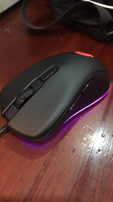 Giao hàng rất nhanh
Đóng gói đơn giản mà cẩn thận đẹp
Chuột ôm đầy vừa tay
Di chuột rất mượt
Đèn led chuyển màu mượt, nhiều màu
Cầm nặng chắc tay
Dây còn cứng nhưng với giá tiền thì chuột như vậy quá ok r