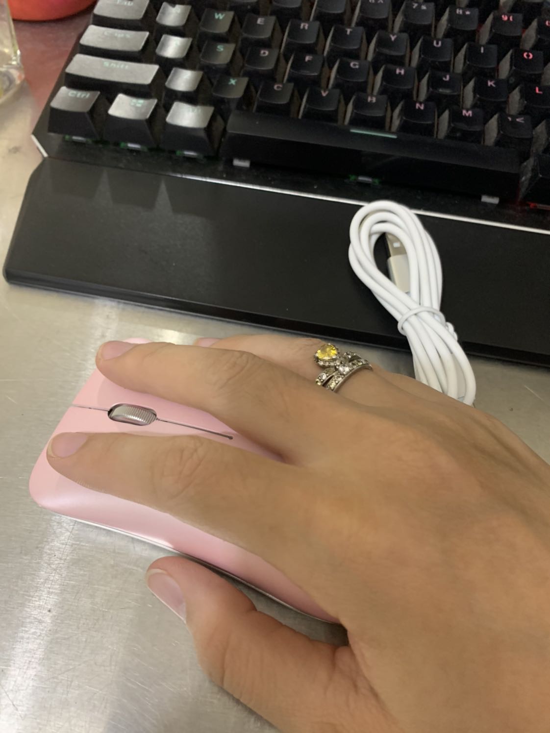 Chuột khá mỏng và nhẹ, màu sắc rất nữ tính, thích hợp cho các bạn nữa làm việc văn phòng, mang đi du lịch hay đi dã ngoại cũng rất phù hợp. Mình rất hài lòng với sản phẩm này