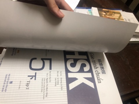 Sách mình nhận được không có cd dù là bản dùng cd chứ không phải bản qr. Sách k được bọc và bị móp méo?