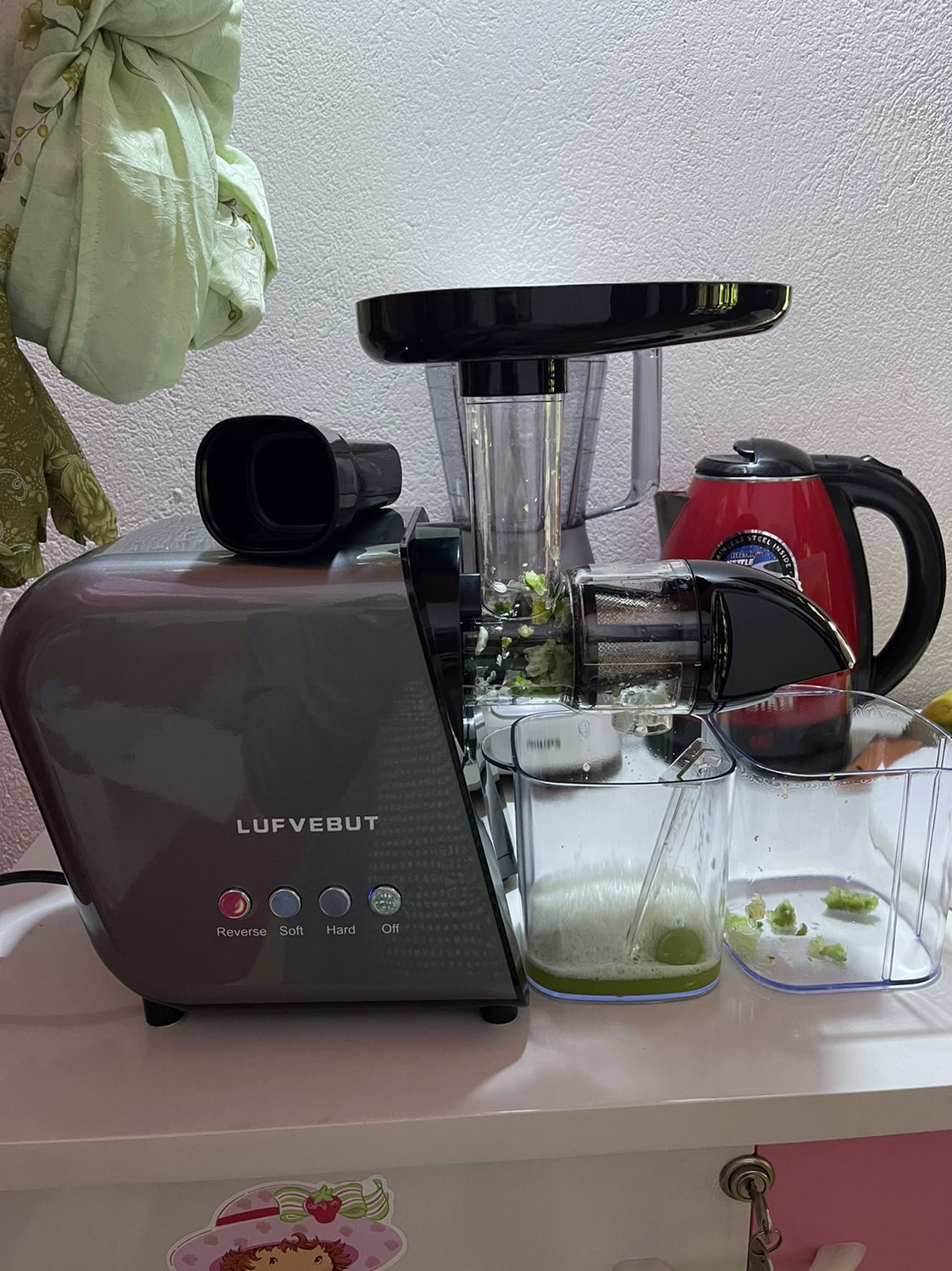 Sau khi sử dụng thì m không hài lòng với loại máy này.
1.Ép trái cây mọng nước:
- vòng xoắn cua trục quay rộng nên khi ép trái cây mềm như múi cam hay quả nhỏ sẽ ko ăn vô trục để ép dc. Nó sẽ rớt xuống dưới trục và ko kéo lên trục dc.
- nước ép nhiều bọt, không kiệt nc
2.Ép củ quả cứng:
- nhiều bọt, ko kiệt nước, bả lớn do trục quay rộng, nếu ép cần tây thì nhánh cần tây nó nằm xoắn theo trục mà ko ra dc luôn .
- màng lọc tệ, ko lọc dc cợn và bả nhỏ khi ép cà rốt, củ dền. Uống nc phải lọc qua 1 rây lọc nữa mới loại bỏ dc bả nhỏ.
Tổng kết: lỡ mua rồi nên đành sd tạm. Mọi ng nên chọn loại máy khác sd. Loại này khá tệ. Nếu sd máy này ép sẽ lãng phí chất dinh dưỡng vì máy ko ép nhỏ dc nguyên liệu để giải phóng hết dc chất dinh dưỡng trong rau củ quả. Chất lượng máy ép chậm mà tệ hơn máy ép nhanh m từng sử dụng. 
Hình ảnh đính kèm là nc ép m đổ vào chai thuỷ tinh sau khi rót nc ra thì kết quả là bả lợn cơn đầy chai nv.