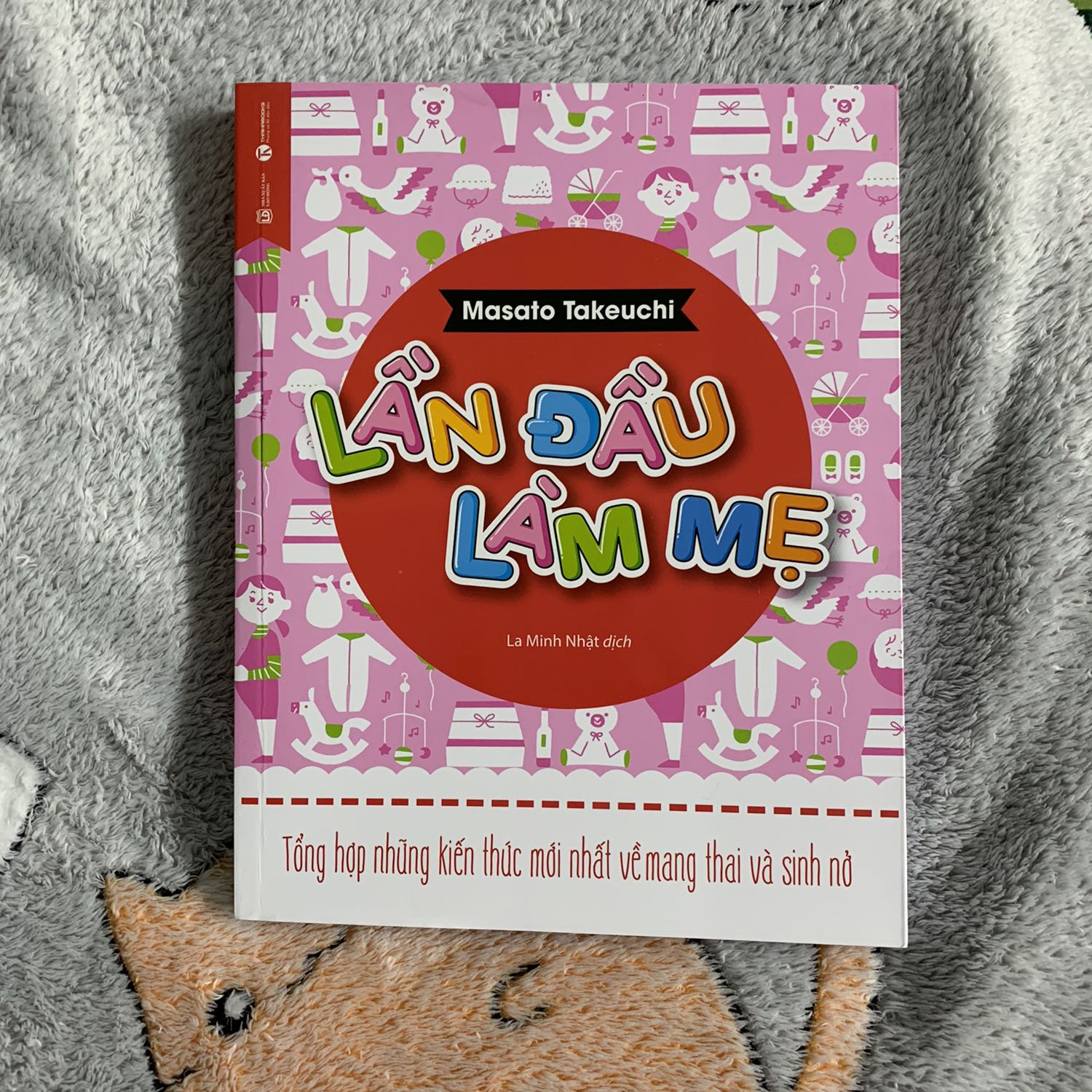 Giao hàng nhanh chóng, đóng gói cẩn thận

Vì mình muốn nhận sách để tranh thủ đọc nên chọn giao hàng qua ngày ship 29k

Mà nhận sách buồn quá, có rất nhiều trang bị dính chưa cắt hết :( mình phải ngồi rọc ra

Sách có nhiều nội dung hay, các Mẹ nên mua về đọc nghiên cứu :)