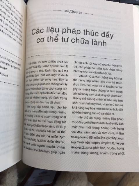 mới lướt qua vài trang thấy khá ổn, đọc dễ hiểu dễ hình dung. Sạch bọc seal cẩn thận, không bị bẩn, rách hay nát trang nào. hơn 700 trang, khá nhiều kiến thức. giao lâu xíu vì shipper nói quá tải đơn, đặt giao 2h mà trưa đặt đến tối mới nhận đc, cũng may sạch vẫn đẹp mới lướt qua vài trang thấy khá ổn, đọc dễ hiểu dễ hình dung. Sạch bọc seal cẩn thận, không bị bẩn, rách hay nát trang nào. hơn 700 trang, khá nhiều kiến thức. giao lâu xíu vì shipper nói quá tải đơn, đặt giao 2h mà trưa đặt đến tối mới nhận đc, cũng may sạch vẫn đẹp