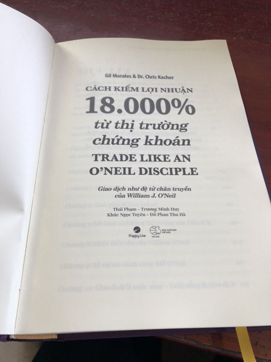Chất lượng sách không có gì để nói: tuyệt vời.
Nội dung: tui mới đọc được một nữa cuốn sách, nội dung đào sâu, hỗ trợ thêm kiến thức về kĩ thuật điểm mua và bán. Ban đầu cứ đọc nhầm "Pocket Pivot" thành "Rocket Pivot" Vậy mà thích luôn cái tên này. Cảm ơn anh Thái Phạm, Ban biên dịch và Happy.Live. Chúc các anh chị nhiều sức khoẻ để xuất bản nhiều cuốn sách hay nữa cho mọi người tiếp cận, học hỏi thêm kiến thức.