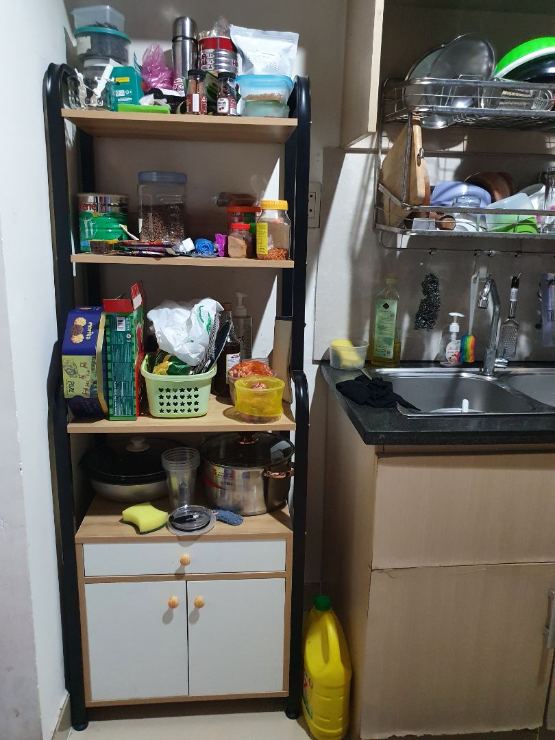 Kệ đẹp, các chi tiết được hoàn thiện tốt. Tuy nhiên không có tờ hướng dẫn lắp đặt, phải tự mò mẫm trên YouTube để xem. Phần cửa mở lắp hơi khó, mất nhiều thời gian nhất. Các chi tiết khóa cũng làm mình hơi bối rối.
Clip YouTube xem ở đây: https://youtu.be/DsOrFcD_VRg