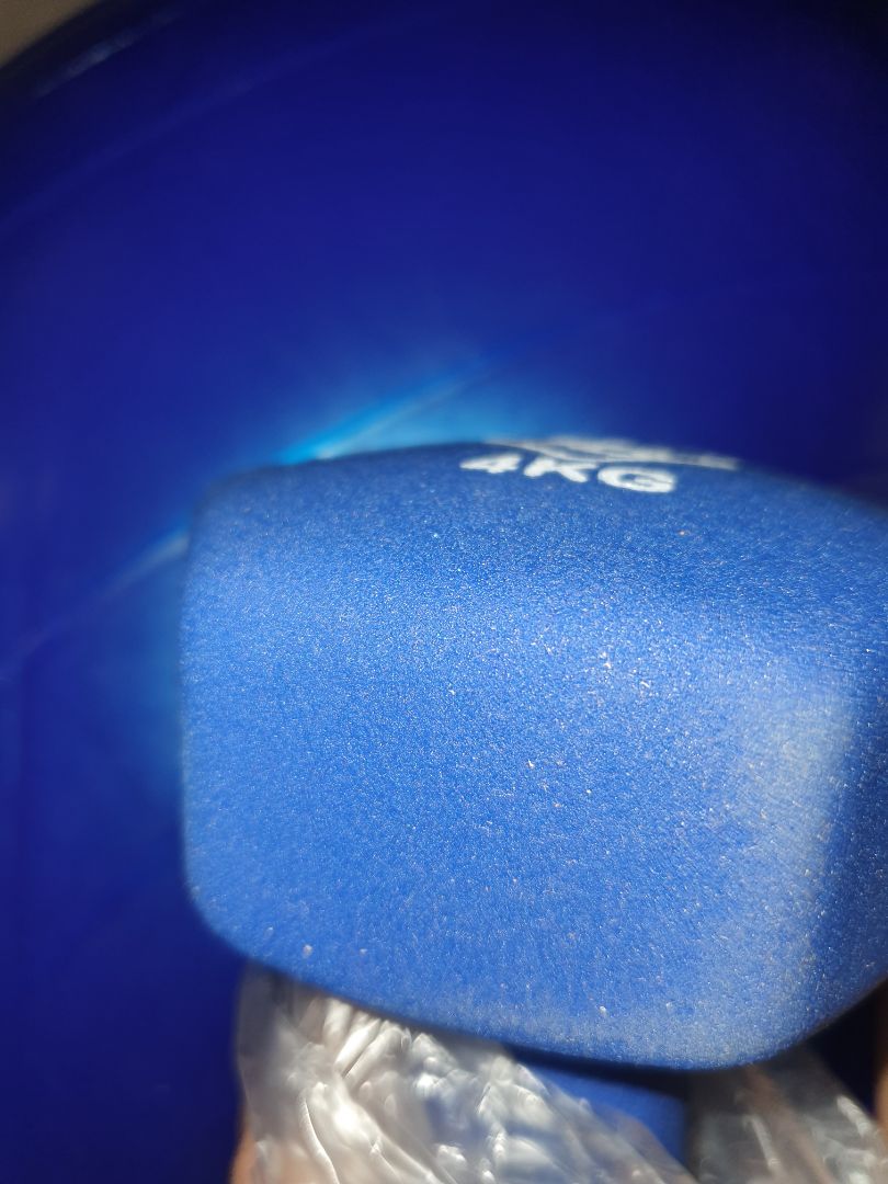 Tạ bẩn ở vài góc nên không biết do để ngoài lâu dính bẩn hay sao. Đồng thời, tay cầm cao su mình tưởng như của Brosman nhưng k phải nên hơi thất vọng tí vì cao su này cầm nhám tay, k đc trơn tru như Brosman. Cá chất giống kiểu kẹo gôm dẻo lăn đường ấy =]]]]]