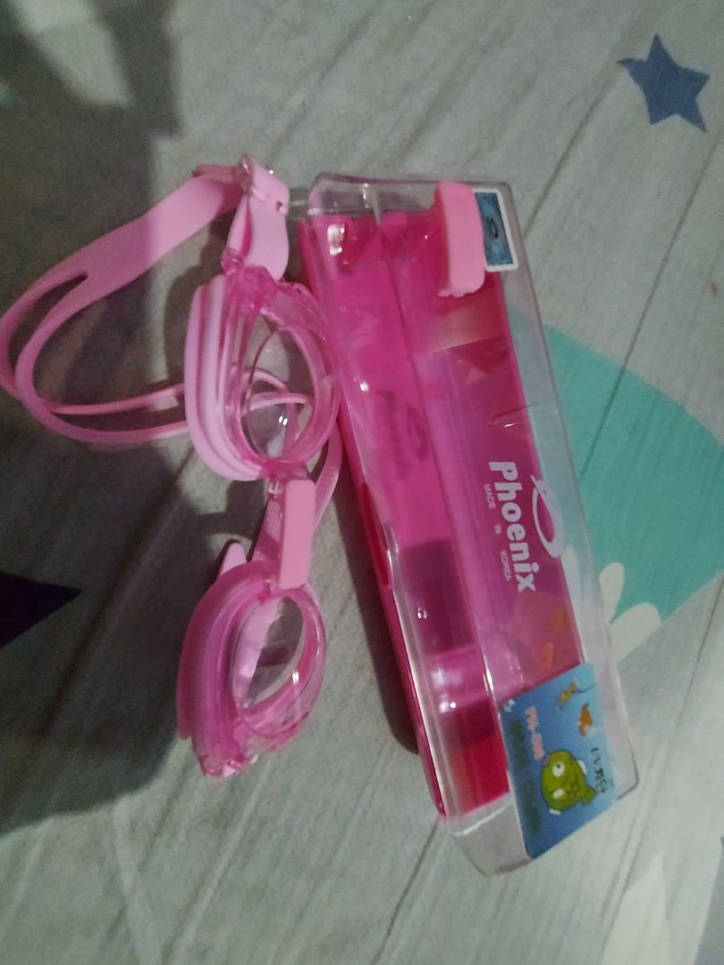 Hộp có tem không đúng như quảng cáo, các chữ in mờ nhạt và thương hiệu mờ nhạt. Chất lượng tạm dùng được nên vẫn còn sao. Chờ thời gian mới đánh giá được bền hay không.