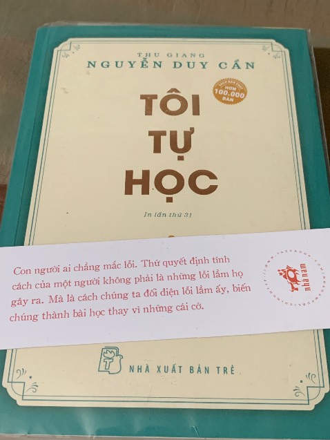 Nội dung: có nhiều góc nhìn hay ho về việc học trong sách này mà mình rất tâm đắc đó là: kiến thức thì cần phải tiêu hoá và phải làm sao mà mình vận dụng được mà chẳng cần tâm sức để nhớ ấy mới là kiến thức hữu dụng và sự học có hiệu quả; tìm hiểu về chủ đề hay tác phẩm gì thì nên tìm đến cái gốc của nó thì mới hiểu đúng được ý tác giả chứ ko nên đọc qua góc nhìn phân tích của các tác giả khác, nếu như là sách ngoại văn thì có thể tham khảo từ góc nhìn bình phẩm của tác giả trong nước trước rồi tìm đến tác phẩm gốc cũng được, còn tốt hơn nữa thì có thể học ngoại ngữ để tự mình khám phá cái hay của tác phẩm gốc. Qua đó tác giả cũng khuyến khích việc học ngoại ngữ  nhiều hơn. Ngoài ra cũng có nhiều tư duy, góc nhìn về việc học và cách học mình thấy cũng hay mà tự mỗi người nên đọc để học hỏi. Tuy nhiên, vì tác giả sống cách thời của mình hiện tại khoảng 100 năm nên chữ nghĩa câu từ sẽ có nhiều cái nó ko mang nghĩa như hiện tại mình hiểu nên nếu đọc thì cần tra mạng để hiểu đúng ý tác giả. Ngoài ra cũng có vài suy nghĩ của tác giả mình thấy nó vẫn mang màu sắc cũ của thời trước nhưng cũng là điểm đáng suy ngẫm vì chính tác giả cũng nói là đọc sách như là đang giao tiếp với tư tưởng của tác giả, ko tư tưởng của người nào là khớp hoàn toàn với ng nào cả, huống chi tác giả sống cách mình tận gần 100 năm. Nên là với mình thì mình giữ tâm thế tham khảo và chọn lọc những tư dưởng suy nghĩ của tác giả mà mình thấy hay và giúp ích cho mình.
Bao bì và in ấn: bìa đẹp, kiểu chữ có cảm giác hoài cổ của thời trước, trông cũng lạ mà cũng hay